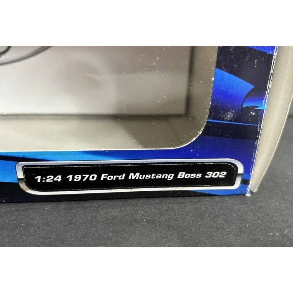 Maisto 1970 Ford Mustang Boss 302 Diecast Car Yellow 1/24 Scale #31900 with Box